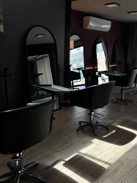 Estaciones y espejos en el interior de un estudio de belleza